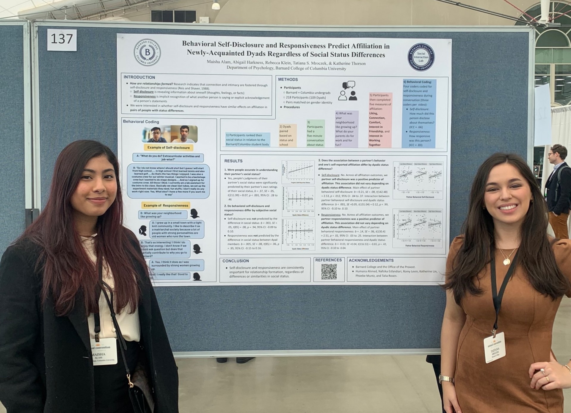Maisha Alam and Tatiana Santos presenting their poster at the SPSP 2024 conference.